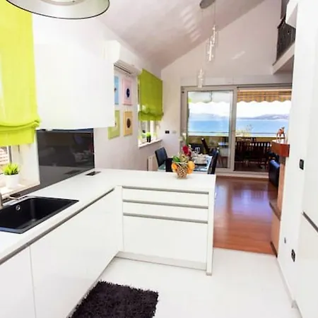 Spacious In With Parking Apartment *