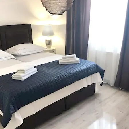 Spacious In With Parking Appartement *