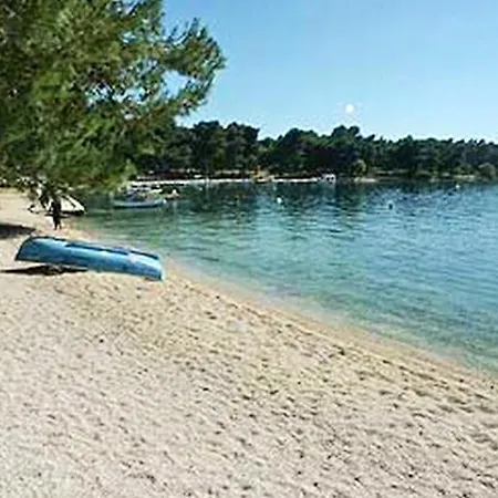 Spacious In With Parking Apartment *