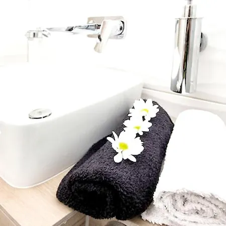 Spacious In With Parking *