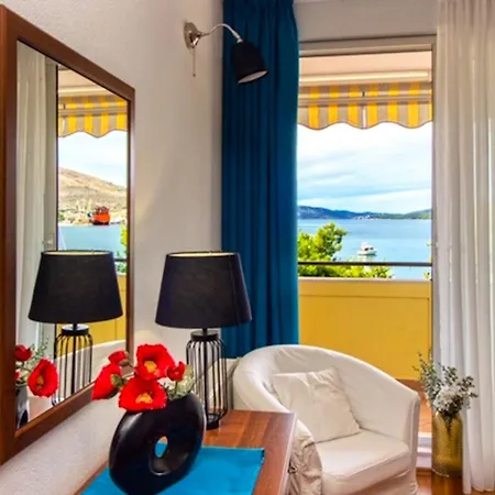 Spacious In With Parking * Trogir