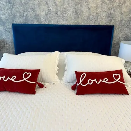 Spacious In With Parking Apartment