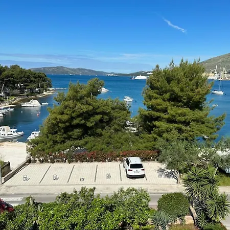 Appartement Spacious In With Parking Trogir