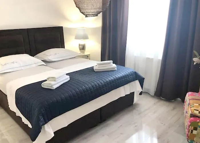 Spacious In With Parking Apartman *