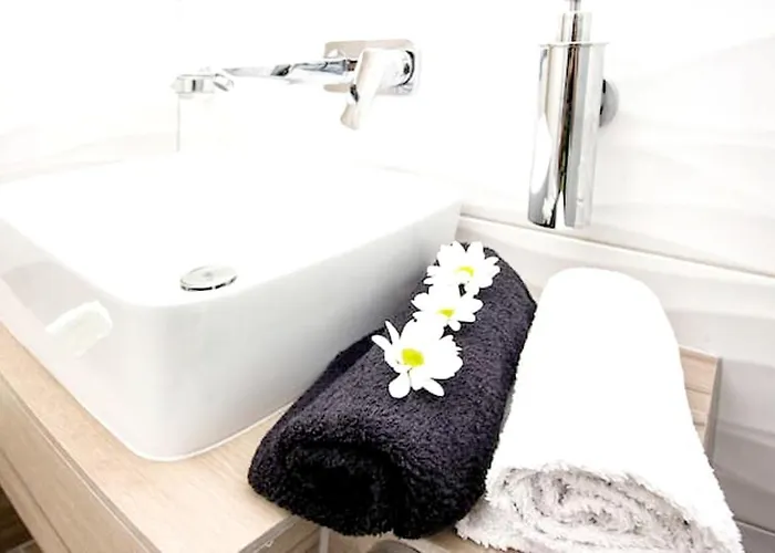 Spacious In With Parking *