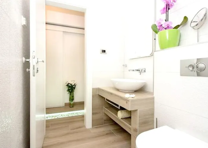 Spacious In With Parking *