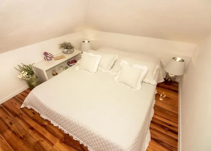 Spacious In With Parking Apartman
