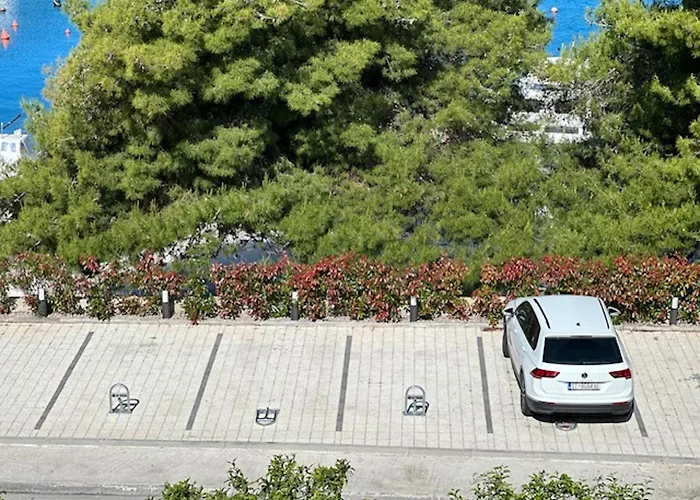 Spacious In With Parking