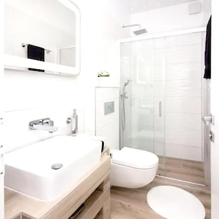 Spacious In With Parking شقة *