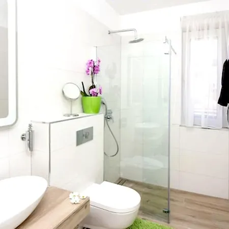 Spacious In With Parking Апартаменты