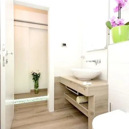 Spacious In With Parking *