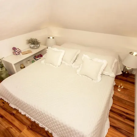 Spacious In With Parking شقة