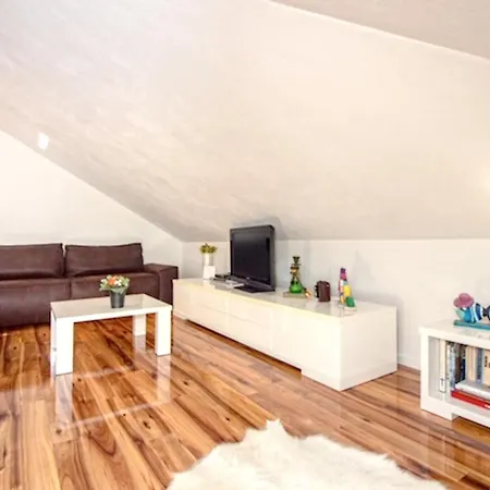 Spacious In With Parking شقة تروغير