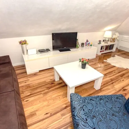 Spacious In With Parking شقة *