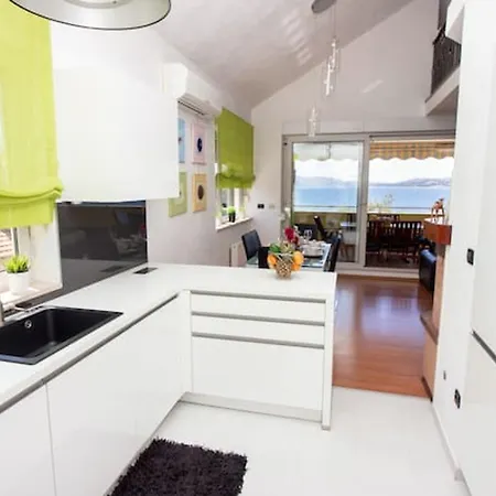 Spacious In With Parking Апартаменты