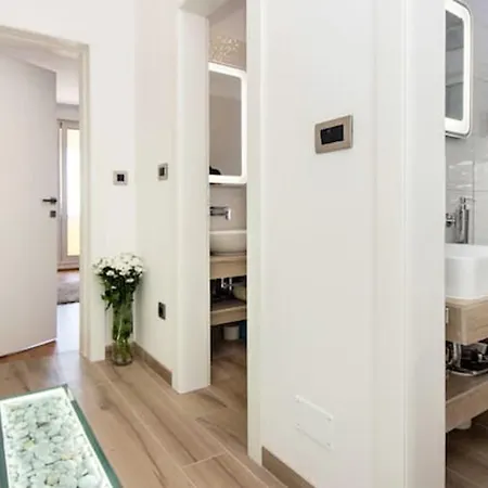 Апартаменты Spacious In With Parking *