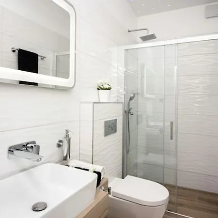 Spacious In With Parking Трогир