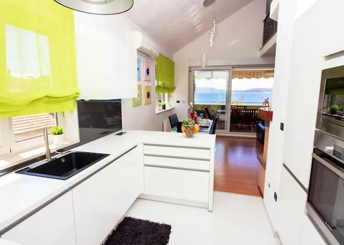 Spacious In With Parking Apartment *