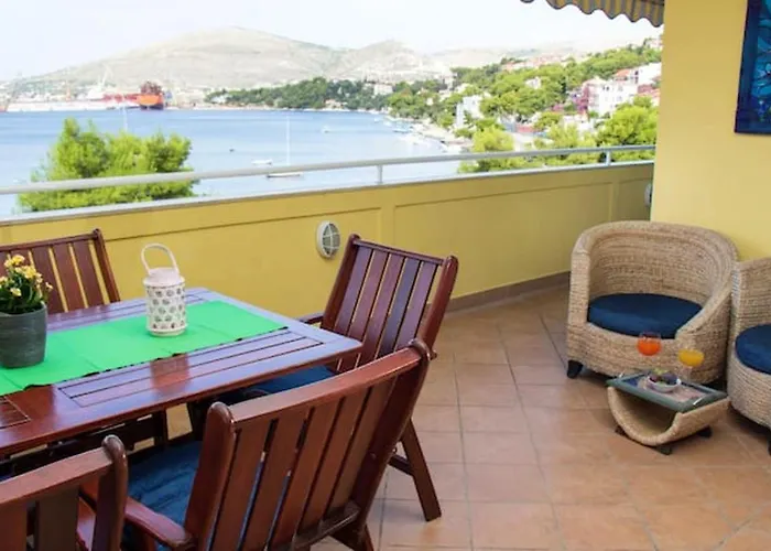 Spacious In With Parking Trogir