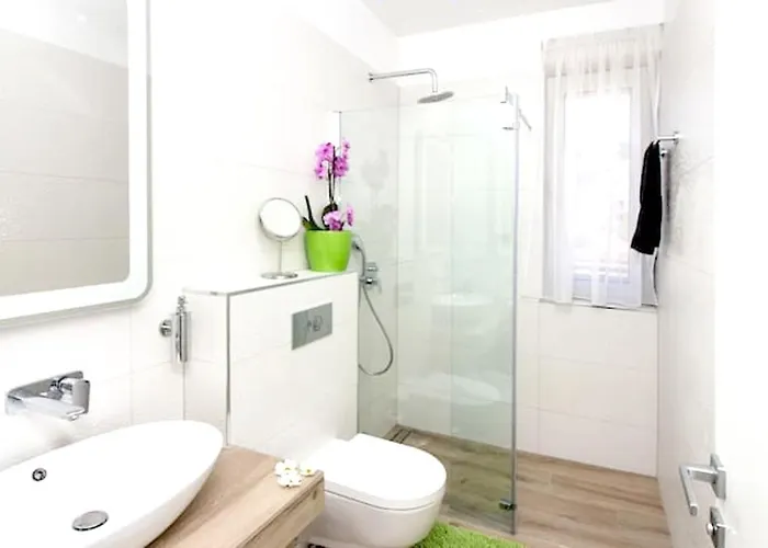 Spacious In With Parking Apartment