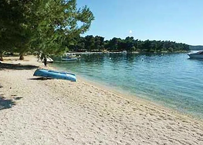 Spacious In With Parking Apartment *