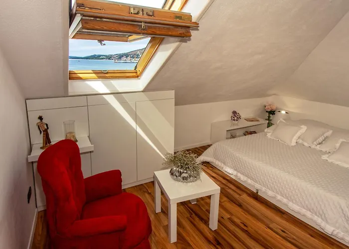 Spacious In With Parking Apartment *