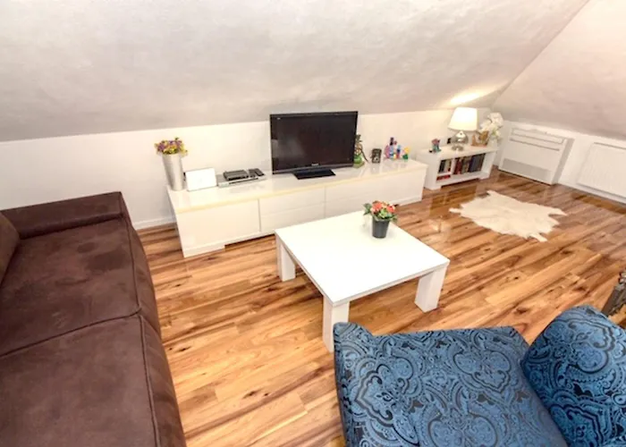 Spacious In With Parking Apartment *